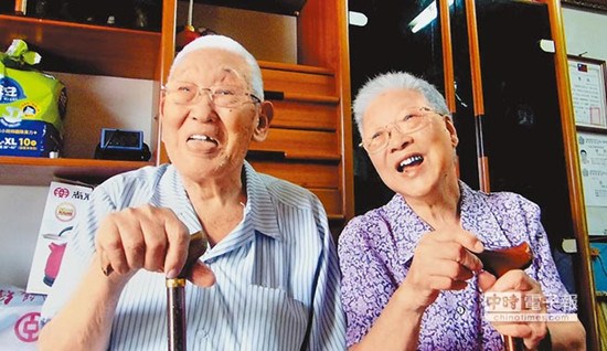 大陸夫妻因當年戰(zhàn)火分離兩岸 半世紀后重逢度余生 大陸夫妻因當年戰(zhàn)火分離兩岸 半世紀后重逢度余生