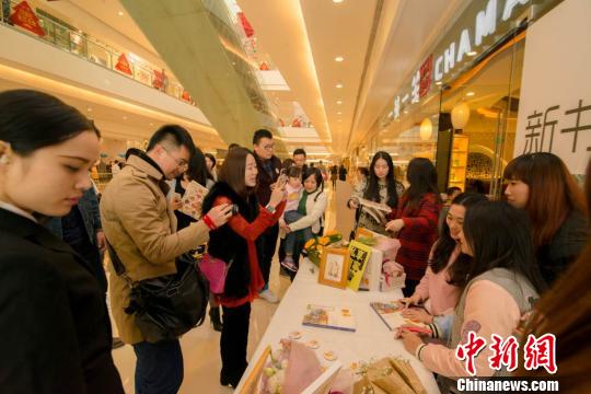 南寧“姐妹花”歷時(shí)一年手繪臺(tái)灣吃喝攻略(圖) 南寧“姐妹花”歷時(shí)一年手繪臺(tái)灣吃喝攻略(圖)