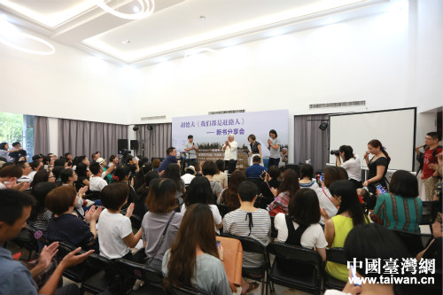 “臺(tái)灣民謠之父”胡德夫回憶民歌歲月 “臺(tái)灣民謠之父”胡德夫回憶民歌歲月