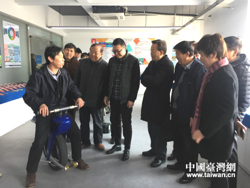 兩岸企業(yè)家峰會成長型和中小企業(yè)合作推進小組參觀“淘富成真”平臺孵化的科技產(chǎn)品 兩岸企業(yè)家峰會成長型和中小企業(yè)合作推進小組參觀“淘富成真”平臺孵化的科技產(chǎn)品