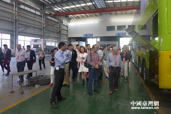 嘉賓參觀廈門豐泰新能源汽車生產車間 嘉賓參觀廈門豐泰新能源汽車生產車間