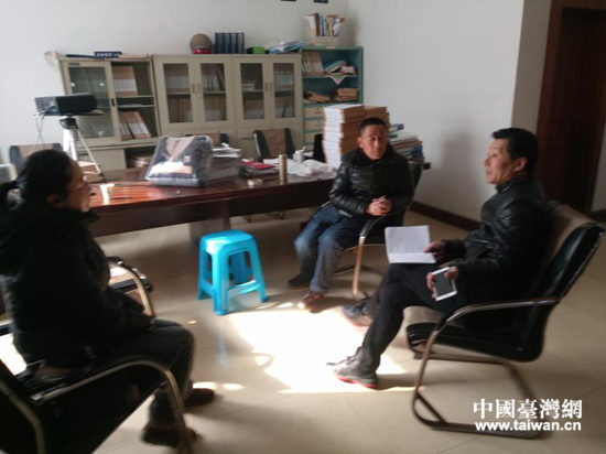 高郵市臺辦工作人員與金貴發(fā)大陸親屬進(jìn)行交談 高郵市臺辦工作人員與金貴發(fā)大陸親屬進(jìn)行交談