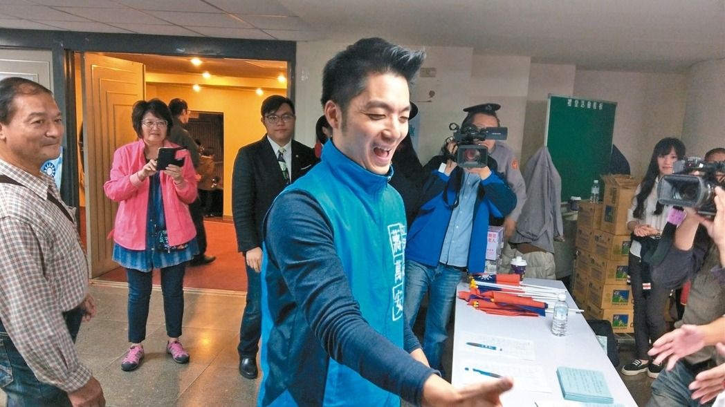 蔣萬安參加國民黨黨慶 高人氣引起婦女志工騷動 蔣萬安參加國民黨黨慶 高人氣引起婦女志工騷動