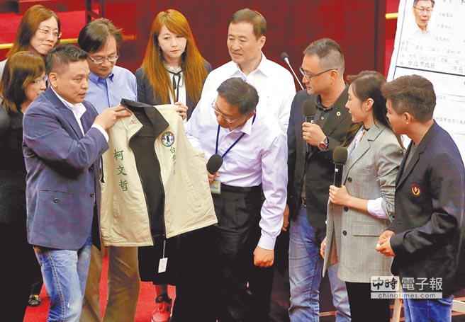 綠議員議會送柯文哲"入黨申請書"邀入黨 柯直呼"不要" 綠議員議會送柯文哲"入黨申請書"邀入黨 柯直呼"不要"