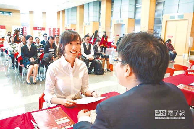 賴清德喊話起薪3萬太低 臺(tái)媒批:像開不出藥方的庸醫(yī) 賴清德喊話起薪3萬太低 臺(tái)媒批:像開不出藥方的庸醫(yī)