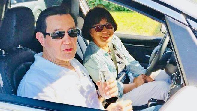 馬英九坐龍應(yīng)臺副駕駛位 羅智強:想到一個老笑話 馬英九坐龍應(yīng)臺副駕駛位 羅智強:想到一個老笑話