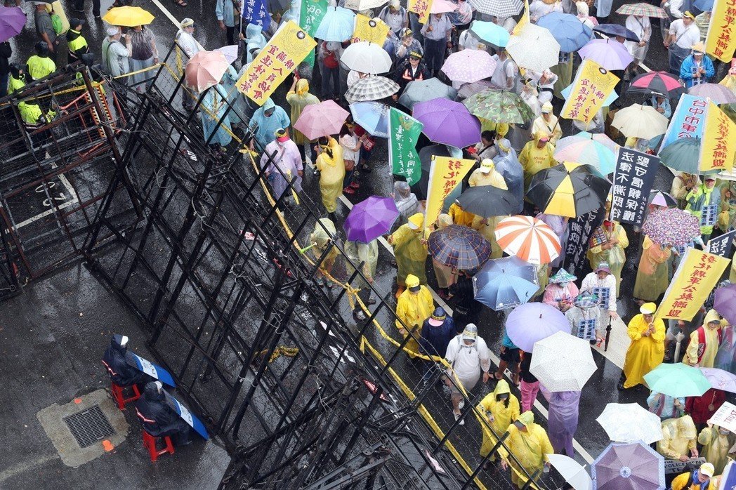 民進黨打造“臺灣最美風景”:拒馬刀片蛇籠鐵門加厚3層 民進黨打造“臺灣最美風景”:拒馬刀片蛇籠鐵門加厚3層