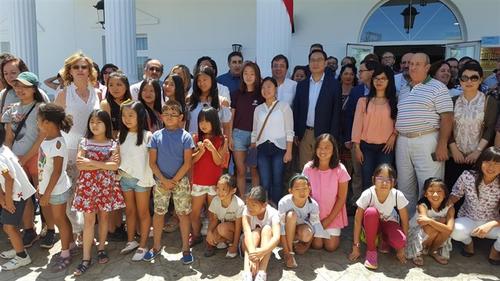 中國僑網(wǎng)圖為中西領(lǐng)養(yǎng)家庭第二十屆全國大聚會留念照片。(西班牙歐浪網(wǎng))