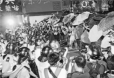 旺角“占中”者再次沖擊警方防線 旺角“占中”者再次沖擊警方防線