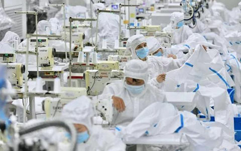 工人們復(fù)工制作防護(hù)服