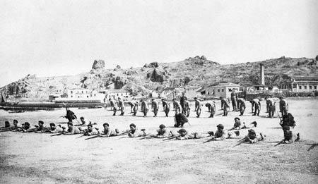 資料圖:北洋海軍射擊訓(xùn)練 資料圖:北洋海軍射擊訓(xùn)練