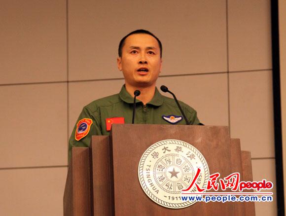 “航母戰(zhàn)斗機(jī)英雄飛行員”戴明盟在清華大學(xué)演講(攝影:邱越)