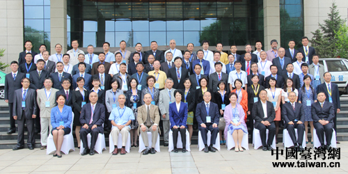 與會專家學(xué)者合影留念 與會專家學(xué)者合影留念