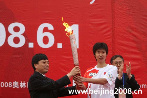 火炬接力宜昌站傳遞開始 網(wǎng)球奧運冠軍李婷領(lǐng)跑三峽明珠