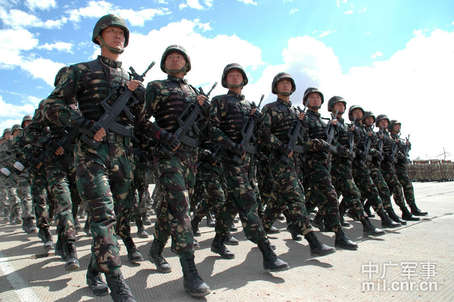 人民日報解讀:習(xí)近平軍事變革劍指四個方向 人民日報解讀:習(xí)近平軍事變革劍指四個方向