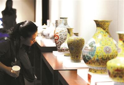 中國(guó)元素?cái)[件亮相APEC會(huì)場(chǎng) 景泰藍(lán)研發(fā)出環(huán)保材質(zhì) 中國(guó)元素?cái)[件亮相APEC會(huì)場(chǎng) 景泰藍(lán)研發(fā)出環(huán)保材質(zhì)