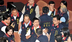 臺(tái)灣朝野戰(zhàn)斗背心被吐槽藍(lán)營“黑戰(zhàn)袍”被批厚重