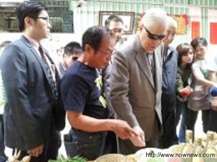 臺(tái)媒:李登輝體力相當(dāng)驚人與花蓮縣長互動(dòng)熱絡(luò)