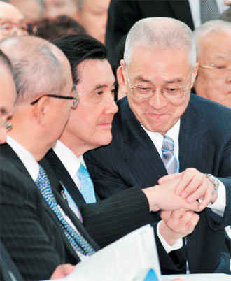 吳伯雄黨代會(huì)唱歌飆淚稱不好意思“這么老了”