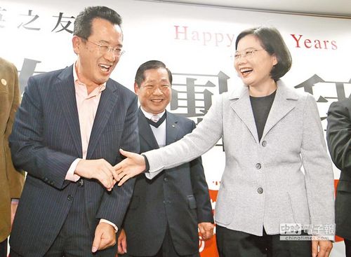 蔡英文演說如“黨主席宣言”頻頻看稿非常謹慎