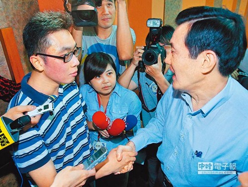 臺(tái)反服貿(mào)學(xué)生“深入敵營(yíng)”當(dāng)馬英九面自抽巴掌(圖)