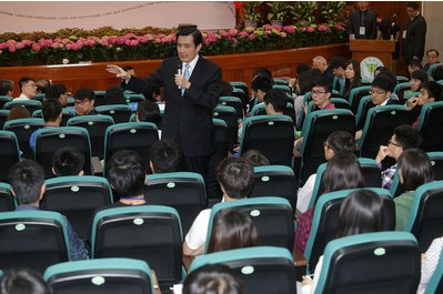 �RӢ�ž�6���꣬20�����_���Ї��t(y��)ˎ��W(xu��)�e��ӛ�ߕ���У�@��Մ�����RӢ����һ푑�(y��ng)�W(xu��)���ᆖ�� �DƬ��Դ���_���������硱