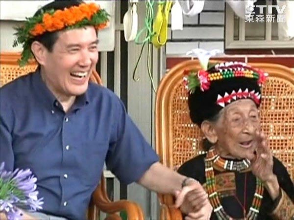 馬英九獻(xiàn)吻112歲老太遭拒:只被老公碰過 馬英九獻(xiàn)吻112歲老太遭拒:只被老公碰過
