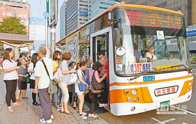 柯文哲不顧10萬通勤族提改公交線 業(yè)者自嘲要裝“葉克膜” 柯文哲不顧10萬通勤族提改公交線 業(yè)者自嘲要裝“葉克膜”