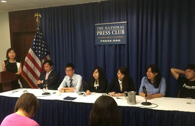 臺(tái)灣“太陽(yáng)花學(xué)運(yùn)”人士在美國(guó)華盛頓全國(guó)記者俱樂(lè)部舉行記者會(huì) 臺(tái)灣“太陽(yáng)花學(xué)運(yùn)”人士在美國(guó)華盛頓全國(guó)記者俱樂(lè)部舉行記者會(huì)