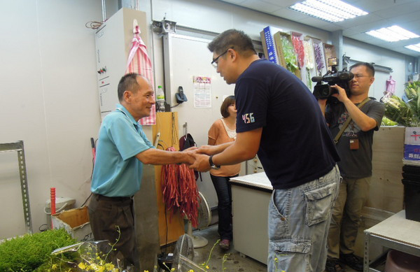 連勝文到內(nèi)湖花卉市場拜票 連勝文到內(nèi)湖花卉市場拜票