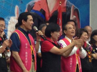 馬英九王金平同時(shí)站臺(tái)一起唱《愛(ài)拼才會(huì)贏》(圖) 馬英九王金平同時(shí)站臺(tái)一起唱《愛(ài)拼才會(huì)贏》(圖)