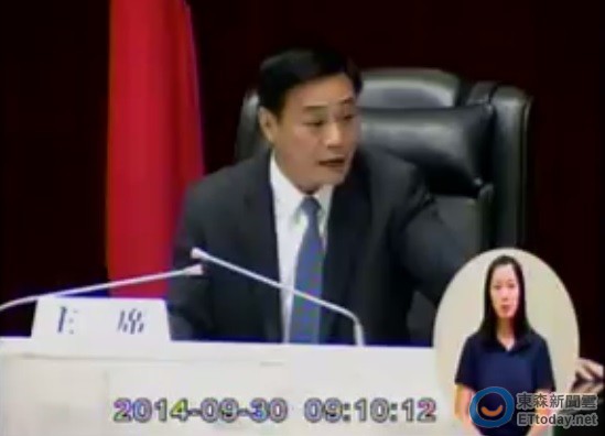 陳菊冷對質(zhì)詢 高市議長許昆源情緒爆走飆罵“囂張” 陳菊冷對質(zhì)詢 高市議長許昆源情緒爆走飆罵“囂張”