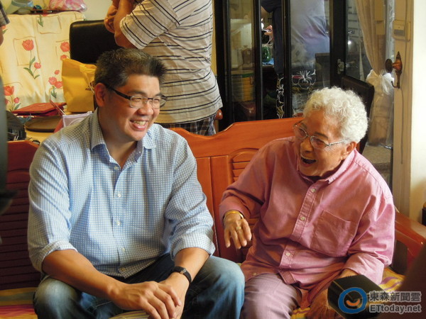 連勝文重陽(yáng)節(jié)訪112歲高齡老人歡樂(lè)多 推老人政策(圖) 連勝文重陽(yáng)節(jié)訪112歲高齡老人歡樂(lè)多 推老人政策(圖)