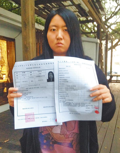 臺灣淡江大學(xué)大陸學(xué)生蔡博藝出示淡江學(xué)生會選委會簽字核可的選務(wù)資料確認(rèn)表 臺灣淡江大學(xué)大陸學(xué)生蔡博藝出示淡江學(xué)生會選委會簽字核可的選務(wù)資料確認(rèn)表