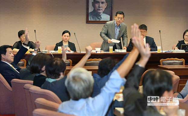 臺“立法院”程序委員會表決通過將“兩岸協(xié)議監(jiān)督條例草案”付委復議案列為14日議程討論事項第一案 臺“立法院”程序委員會表決通過將“兩岸協(xié)議監(jiān)督條例草案”付委復議案列為14日議程討論事項第一案