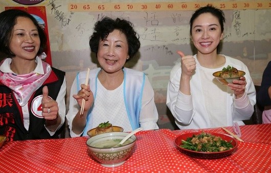 蔡依珊與胡志強(qiáng)夫人掃街拜票品嘗臺中小吃(圖)