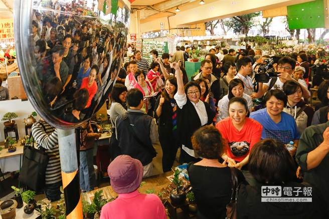 ����ɺ���ң�22�յ����ջ��а�Ʊ���������һ��(g��)��ĩ�_���x�������DƬ��Դ���_(t��i)���Еr(sh��)��ӈ�(b��o)��