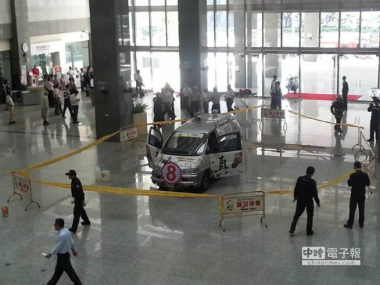 高雄市府遭人開車沖撞陳菊:對(duì)高雄治安有信心 高雄市府遭人開車沖撞陳菊:對(duì)高雄治安有信心