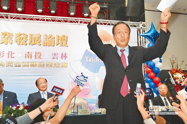 鴻海集團(tuán)董事長(zhǎng)郭臺(tái)銘(右)24日在臺(tái)中參加產(chǎn)業(yè)論壇 鴻海集團(tuán)董事長(zhǎng)郭臺(tái)銘(右)24日在臺(tái)中參加產(chǎn)業(yè)論壇