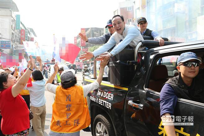 朱立倫新店掃街展吸票實力 熱情民眾列隊歡迎(圖) 朱立倫新店掃街展吸票實力 熱情民眾列隊歡迎(圖)