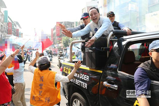 朱立倫新店掃街展吸票實力 熱情民眾列隊歡迎(圖) 朱立倫新店掃街展吸票實力 熱情民眾列隊歡迎(圖)