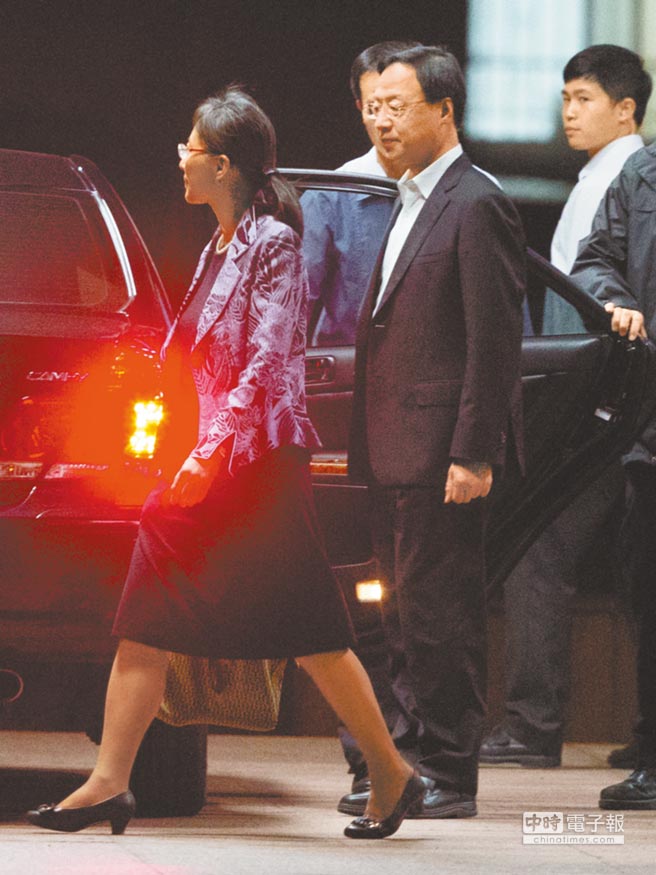 最后話別晚宴:龍應(yīng)臺(tái)細(xì)數(shù)情誼 江宜樺感慨落淚(圖) 最后話別晚宴:龍應(yīng)臺(tái)細(xì)數(shù)情誼 江宜樺感慨落淚(圖)