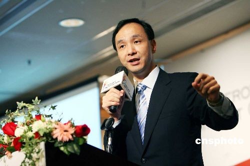 朱立倫宣布參選國民黨主席 數千網友為其加油(圖) 朱立倫宣布參選國民黨主席 數千網友為其加油(圖)