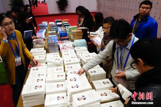 習(xí)近平兩著作進(jìn)入臺(tái)灣書(shū)店 預(yù)計(jì)將推出繁體版(圖) 習(xí)近平兩著作進(jìn)入臺(tái)灣書(shū)店 預(yù)計(jì)將推出繁體版(圖)