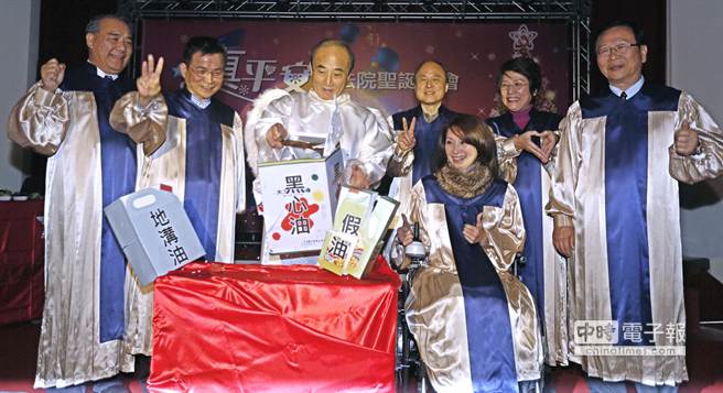 “立法院長”王金平(左3)16日以光明天使的造型現(xiàn)身“立法院”圣誕晚會(huì) “立法院長”王金平(左3)16日以光明天使的造型現(xiàn)身“立法院”圣誕晚會(huì)