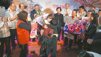 嘉義市長(zhǎng)黃敏惠卸任溫馨劃句點(diǎn) 丈夫送花獻(xiàn)吻(圖) 嘉義市長(zhǎng)黃敏惠卸任溫馨劃句點(diǎn) 丈夫送花獻(xiàn)吻(圖)