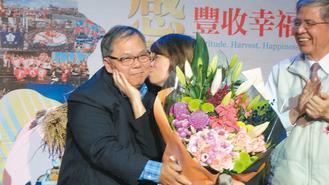 嘉義市長(zhǎng)黃敏惠卸任溫馨劃句點(diǎn) 丈夫送花獻(xiàn)吻(圖) 嘉義市長(zhǎng)黃敏惠卸任溫馨劃句點(diǎn) 丈夫送花獻(xiàn)吻(圖)