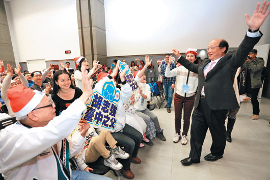 粉絲擠爆見面會(huì)胡志強(qiáng):表情好像選贏了(圖) 粉絲擠爆見面會(huì)胡志強(qiáng):表情好像選贏了(圖)