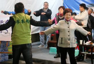 呂秀蓮絕食5小時(shí) 連累負(fù)責(zé)安全維護(hù)隨扈(圖) 呂秀蓮絕食5小時(shí) 連累負(fù)責(zé)安全維護(hù)隨扈(圖)