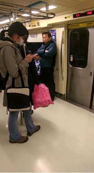 臺(tái)北市長(zhǎng)柯文哲現(xiàn)身地鐵 沒帶保鏢獨(dú)自站門口(圖) 臺(tái)北市長(zhǎng)柯文哲現(xiàn)身地鐵 沒帶保鏢獨(dú)自站門口(圖)